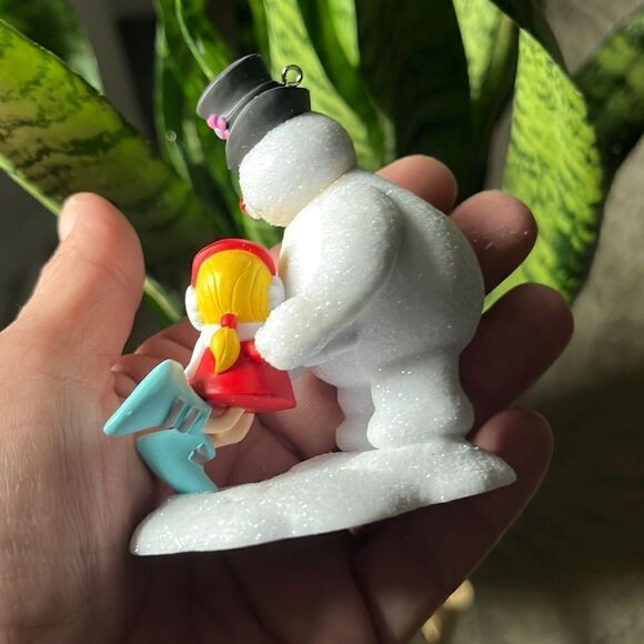 2016 A warm Frosty hug (Frosty the Snowman) (Magic) Hallmark Ornament - Picture 8 of 11